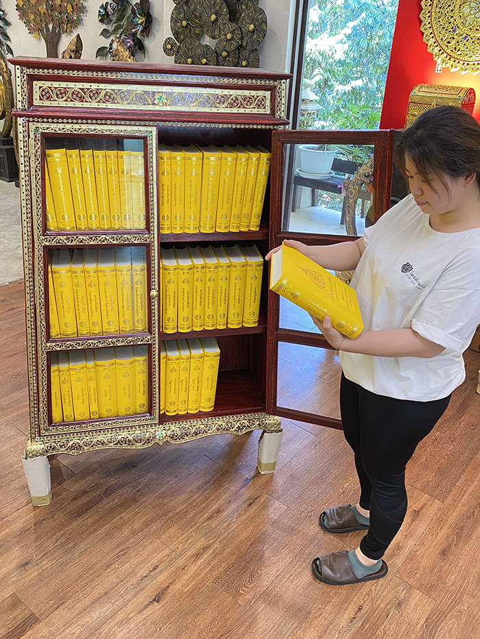 ตู้พระไตรปิฎก สีแดงลวดลายทอง ไม้เบญจพรรณ เดินลายเส้นทอง เป็นงานฝีมือล้วนๆ จากสุดยอดผลงานช่างฝีมือ งานสุดปราณีต
ราคาตู้ 8,500 บาท
