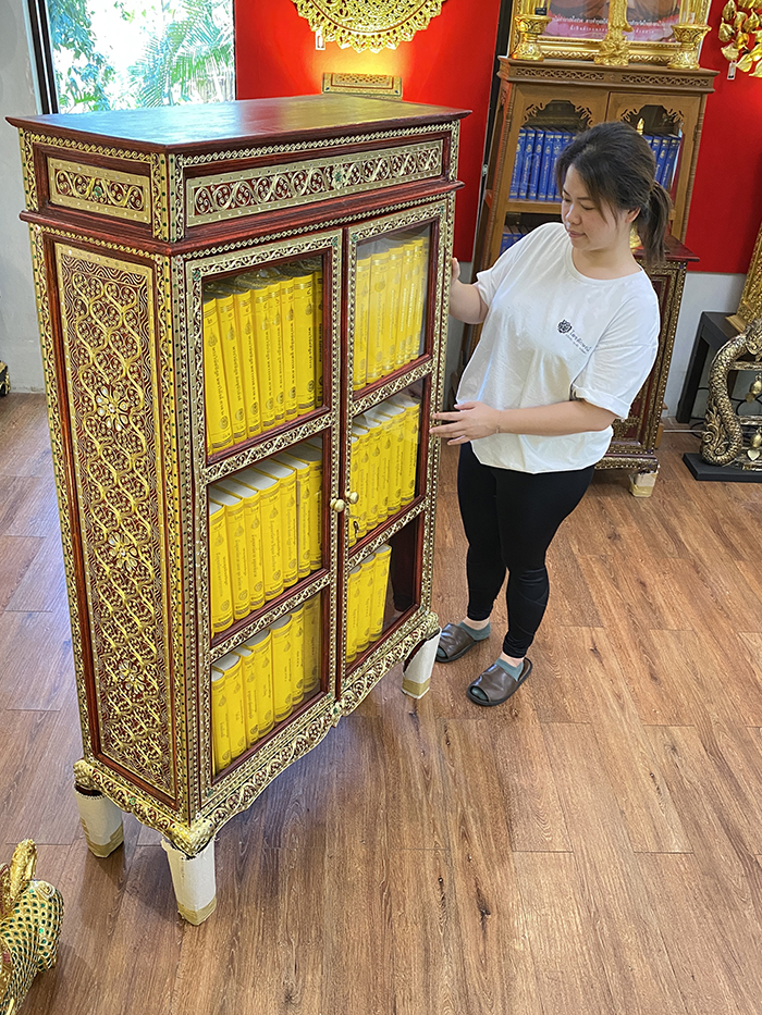 ตู้พระไตรปิฎก สีแดงลวดลายทอง ไม้เบญจพรรณ เดินลายเส้นทอง เป็นงานฝีมือล้วนๆ จากสุดยอดผลงานช่างฝีมือ งานสุดปราณีต
ราคาตู้ 8,500 บาท
