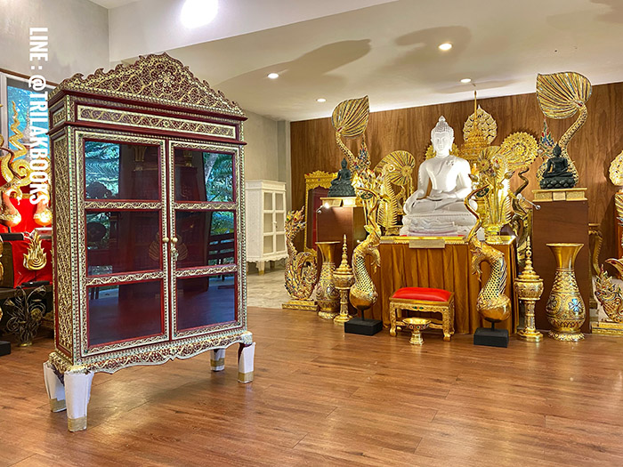 ตู้พระไตรปิฎกสีแดงประดับจั่วด้านบน สำหรับใส่หนังสือพระไตรปิฎก 45 เล่มภาษาไทย