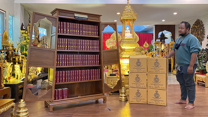 ตู้พระไตรปิฎกไม้สัก สำหรับ หนังสือพระไตรปิฎก 
จำนวน 91 เล่ม ราคาเฉพาะตู้พระไตรปิฎกหลังนี้ ราคา 30000 บาท