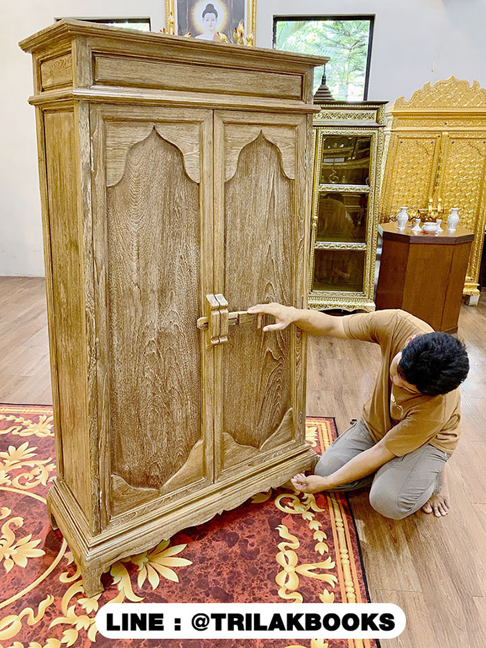 ตู้พระไตรปิฎกไม้สัก แบบพิเศษ สีเสี้ยนขาว แบบทรงอนุรักษ์แบบสมัยโบราณ  สี่เหลี่ยมคางหมู