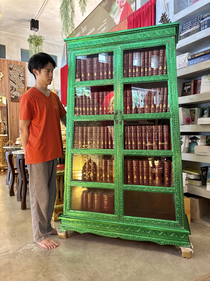 ตู้พระไตรปิฎกหลังนี้ เหมาะสำหรับ
บรรจุหนังสือ ชุดพระไตรปิฎก 91 เล่มภาษาไทย