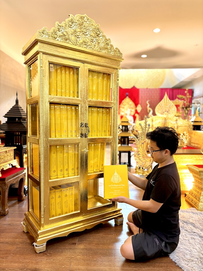 ตู้พระไตรปิฎก ไม้สักแท้ เกรดพรีเมี่ยม ประดับจั่วด้านบน
แกะสลักลายดอกไม้สำหรับพระไตรปิฎกภาษาไทย 