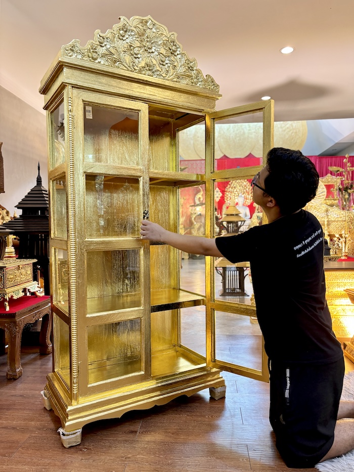 ตู้พระไตรปิฎก ไม้สักแท้ เกรดพรีเมี่ยม ประดับจั่วด้านบน
แกะสลักลายดอกไม้สำหรับพระไตรปิฎกภาษาไทย 