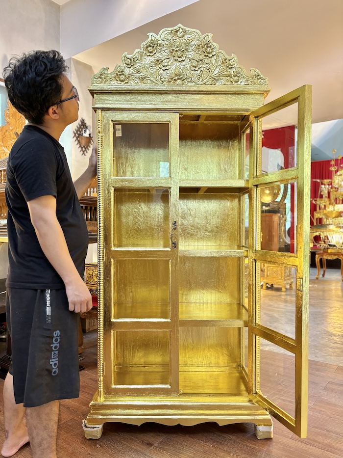 ตู้พระไตรปิฎก ไม้สักแท้ เกรดพรีเมี่ยม ประดับจั่วด้านบน
แกะสลักลายดอกไม้สำหรับพระไตรปิฎกภาษาไทย 