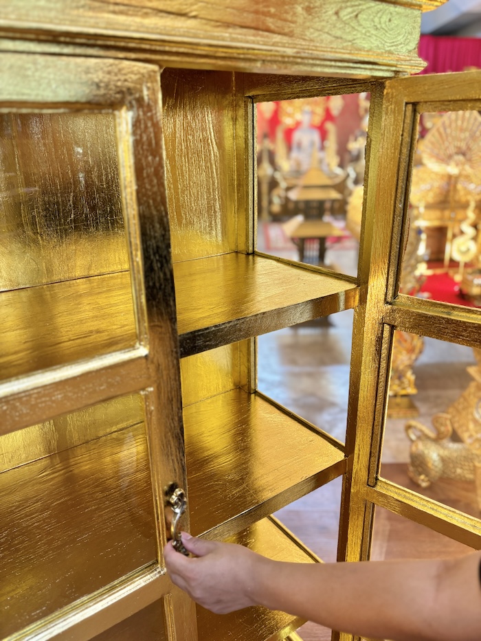 ตู้พระไตรปิฎก ไม้สักแท้ เกรดพรีเมี่ยม ประดับจั่วด้านบน
แกะสลักลายดอกไม้สำหรับพระไตรปิฎกภาษาไทย 