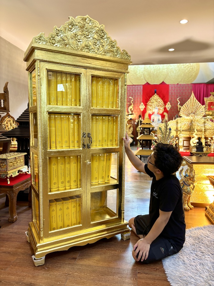 ตู้พระไตรปิฎก ไม้สักแท้ เกรดพรีเมี่ยม ประดับจั่วด้านบน
แกะสลักลายดอกไม้สำหรับพระไตรปิฎกภาษาไทย 