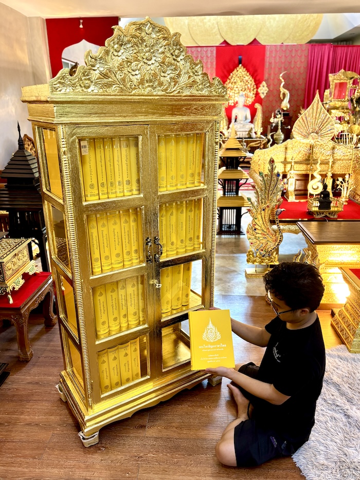 ตู้พระไตรปิฎก ไม้สักแท้ เกรดพรีเมี่ยม ประดับจั่วด้านบน
แกะสลักลายดอกไม้สำหรับพระไตรปิฎกภาษาไทย 