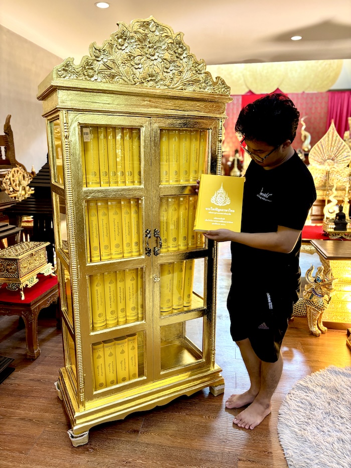 ตู้พระไตรปิฎก ไม้สักแท้ เกรดพรีเมี่ยม ประดับจั่วด้านบน
แกะสลักลายดอกไม้สำหรับพระไตรปิฎกภาษาไทย 