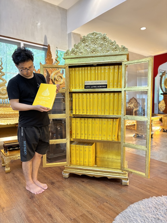 ตู้พระไตรปิฎก ไม้สักแท้ เกรดพรีเมี่ยม ประดับจั่วด้านบน
แกะสลักลายดอกไม้สำหรับพระไตรปิฎกภาษาไทย 