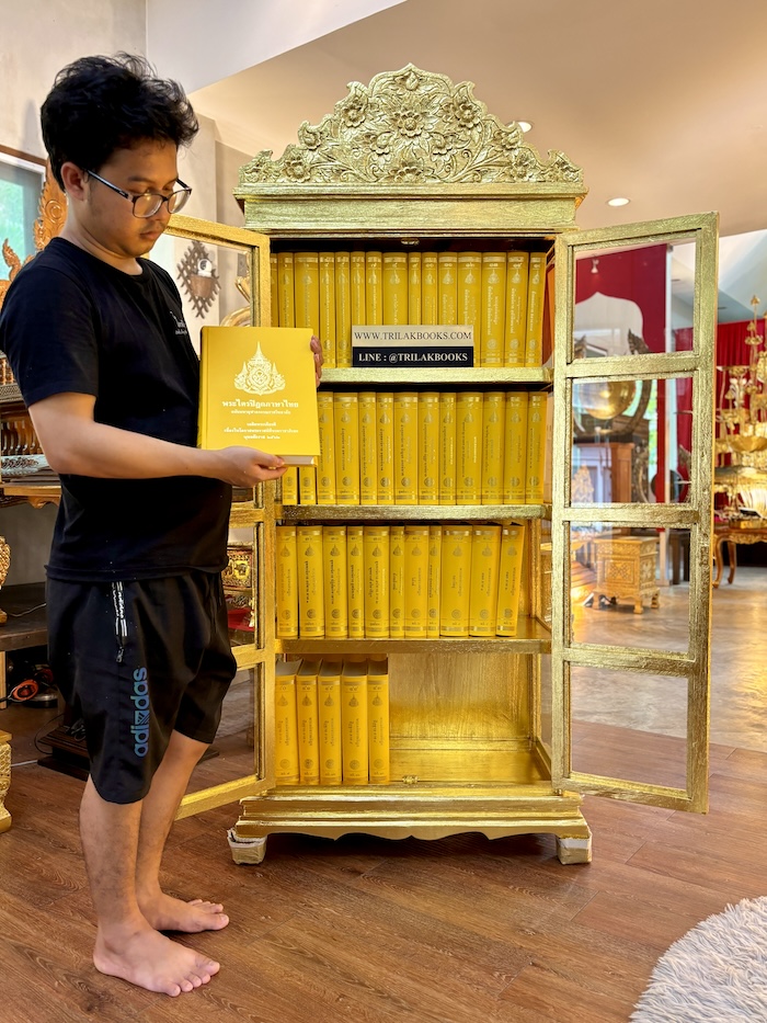 ตู้พระไตรปิฎก ไม้สักแท้ เกรดพรีเมี่ยม ประดับจั่วด้านบน
แกะสลักลายดอกไม้สำหรับพระไตรปิฎกภาษาไทย 