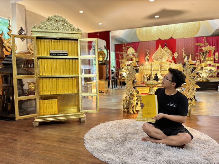 ตู้พระไตรปิฎก ไม้สักแท้ เกรดพรีเมี่ยม ประดับจั่วด้านบน
แกะสลักลายดอกไม้สำหรับพระไตรปิฎกภาษาไทย 