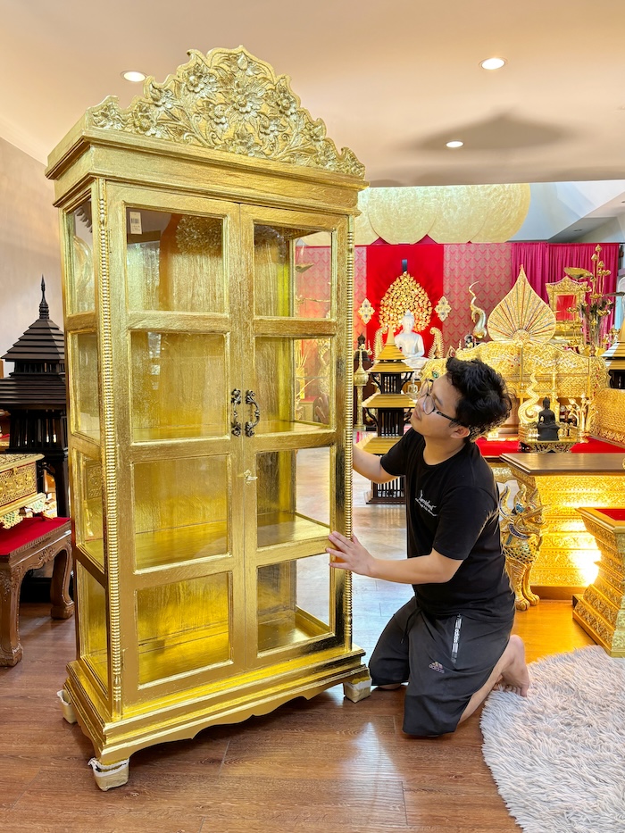 ตู้พระไตรปิฎก ไม้สักแท้ เกรดพรีเมี่ยม ประดับจั่วด้านบน
แกะสลักลายดอกไม้สำหรับพระไตรปิฎกภาษาไทย 