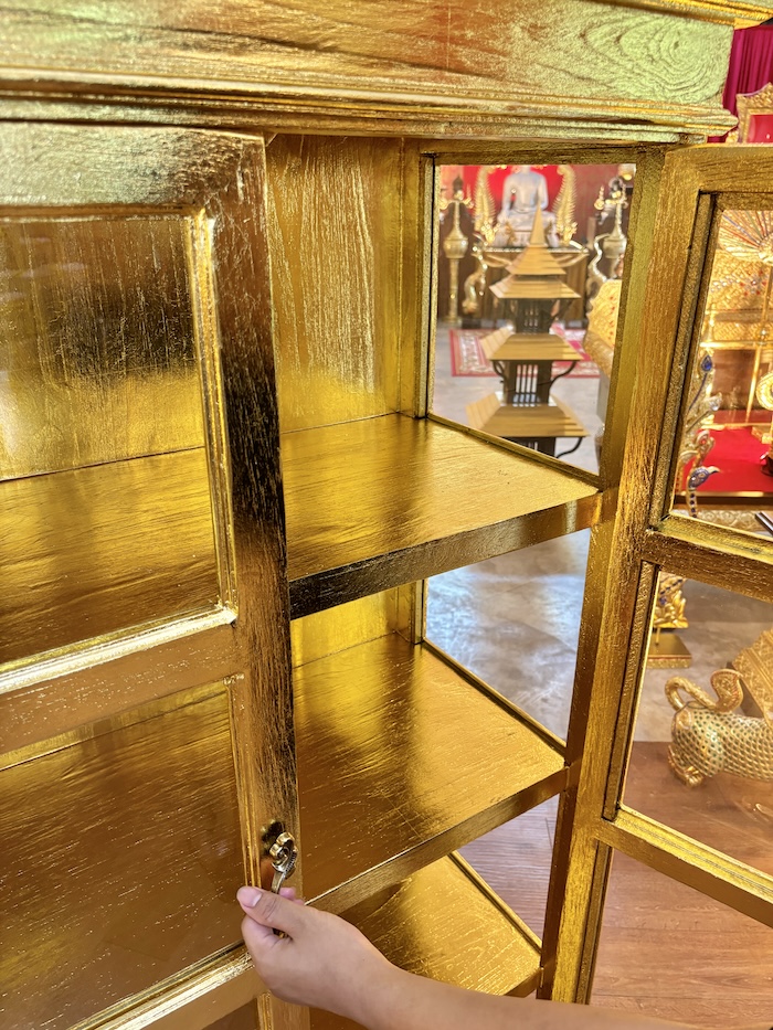 ตู้พระไตรปิฎก ไม้สักแท้ เกรดพรีเมี่ยม ประดับจั่วด้านบน
แกะสลักลายดอกไม้สำหรับพระไตรปิฎกภาษาไทย 