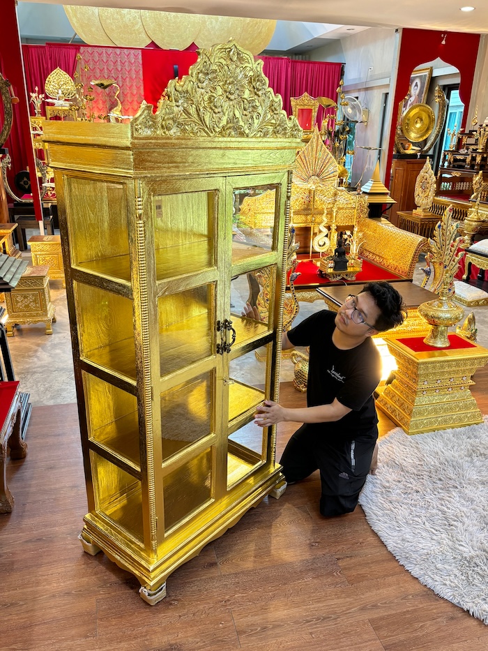 ตู้พระไตรปิฎก ไม้สักแท้ เกรดพรีเมี่ยม ประดับจั่วด้านบน
แกะสลักลายดอกไม้สำหรับพระไตรปิฎกภาษาไทย 