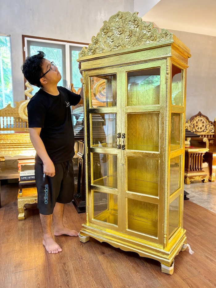 ตู้พระไตรปิฎก ไม้สักแท้ เกรดพรีเมี่ยม ประดับจั่วด้านบน
แกะสลักลายดอกไม้สำหรับพระไตรปิฎกภาษาไทย 