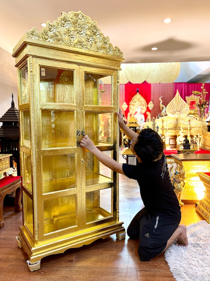 ตู้พระไตรปิฎก ไม้สักแท้ เกรดพรีเมี่ยม ประดับจั่วด้านบน
แกะสลักลายดอกไม้สำหรับพระไตรปิฎกภาษาไทย 