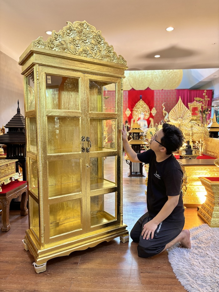 ตู้พระไตรปิฎก ไม้สักแท้ เกรดพรีเมี่ยม ประดับจั่วด้านบน
แกะสลักลายดอกไม้สำหรับพระไตรปิฎกภาษาไทย 