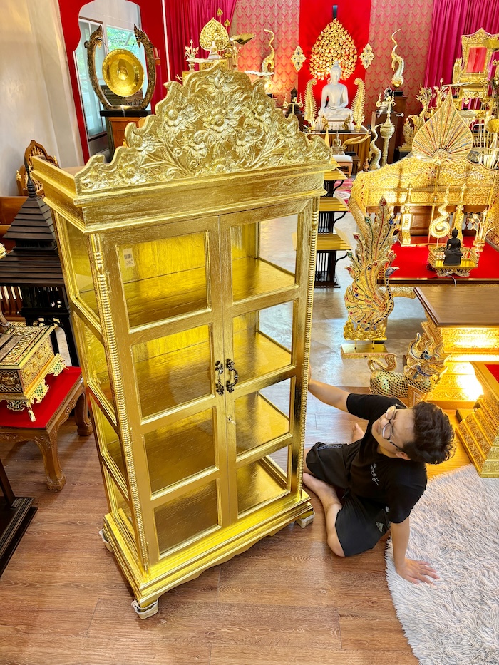 ตู้พระไตรปิฎก ไม้สักแท้ เกรดพรีเมี่ยม ประดับจั่วด้านบน
แกะสลักลายดอกไม้สำหรับพระไตรปิฎกภาษาไทย 