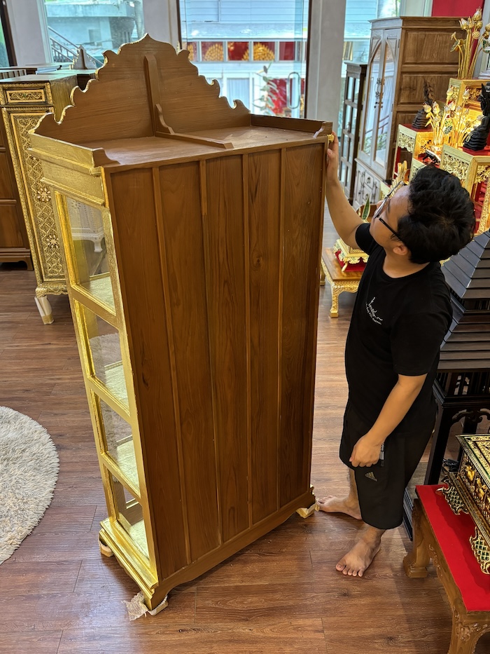 ตู้พระไตรปิฎก ไม้สักแท้ เกรดพรีเมี่ยม ประดับจั่วด้านบน
แกะสลักลายดอกไม้สำหรับพระไตรปิฎกภาษาไทย 