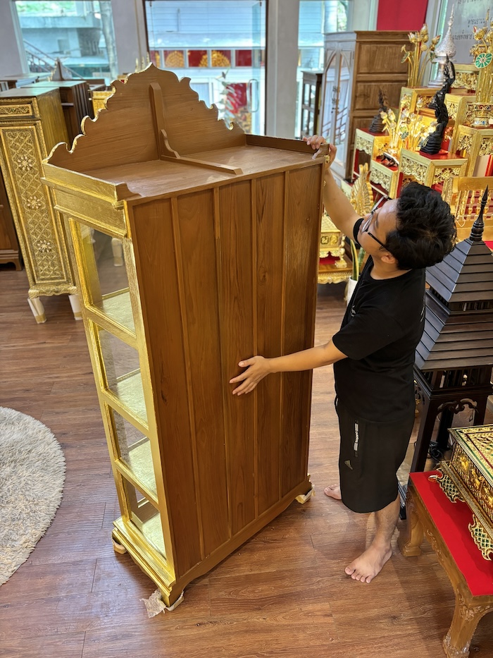 ตู้พระไตรปิฎก ไม้สักแท้ เกรดพรีเมี่ยม ประดับจั่วด้านบน
แกะสลักลายดอกไม้สำหรับพระไตรปิฎกภาษาไทย 