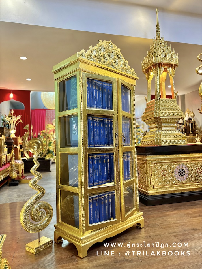ตู้พระไตรปิฎก ไม้สักแท้ เกรดพรีเมี่ยม 
ประดับจั่วด้านบน แกะสลักลายดอกไม้
สำหรับพระไตรปิฎกภาษาไทย 