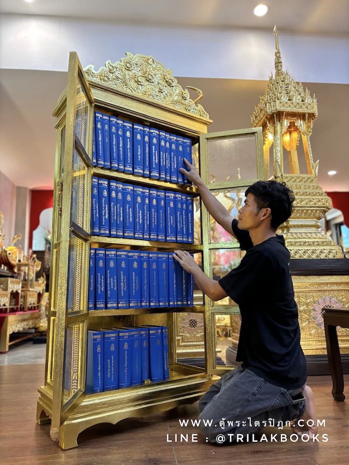 ตู้พระไตรปิฎก ไม้สักแท้ เกรดพรีเมี่ยม 
ประดับจั่วด้านบน แกะสลักลายดอกไม้
สำหรับพระไตรปิฎกภาษาไทย 