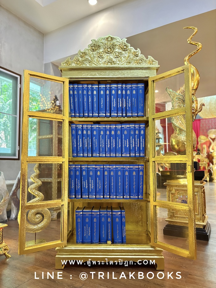 ตู้พระไตรปิฎก ไม้สักแท้ เกรดพรีเมี่ยม 
ประดับจั่วด้านบน แกะสลักลายดอกไม้
สำหรับพระไตรปิฎกภาษาไทย 