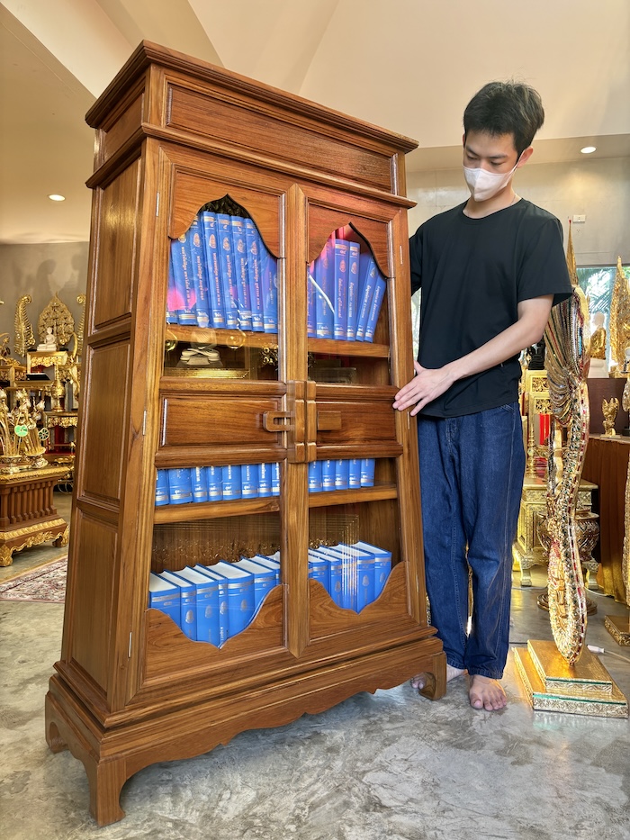 ตู้พระไตรปิฎก ไม้สัก ทรงสี่เหลี่ยมคางหมู บรรจุพระไตรปิฎกไม้สักภาษาไทย