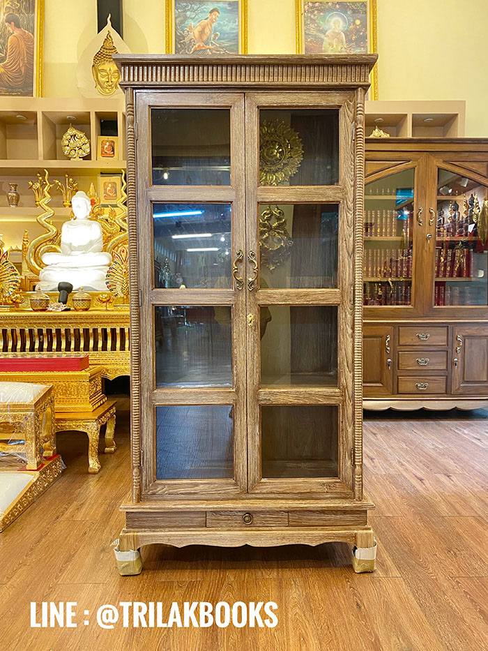 ตู้พระไตรปิฎก ไม้สักทรงตรง
ด้านข้างผนึกด้วยไม้สักทึบ 2 ด้าน แข็งแรงทนทาน
ทำสีพิเศษ "สีเสี้ยนขาว" สำหรับพระไตรปิฎก 45 เล่มไทย 