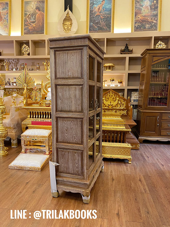ตู้พระไตรปิฎก ไม้สักทรงตรง
ด้านข้างผนึกด้วยไม้สักทึบ 2 ด้าน แข็งแรงทนทาน
ทำสีพิเศษ "สีเสี้ยนขาว" สำหรับพระไตรปิฎก 45 เล่มไทย 