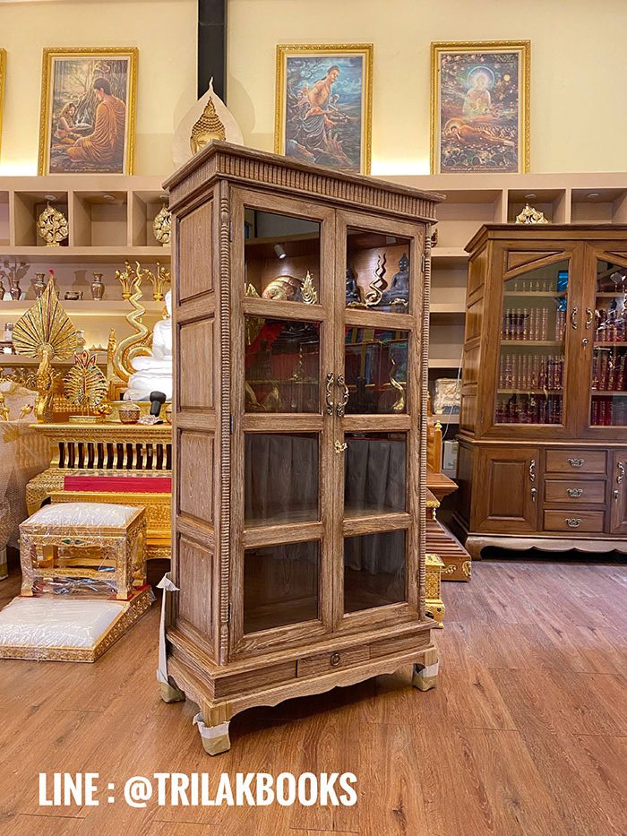 ตู้พระไตรปิฎก ไม้สักทรงตรง
ด้านข้างผนึกด้วยไม้สักทึบ 2 ด้าน แข็งแรงทนทาน
ทำสีพิเศษ "สีเสี้ยนขาว" สำหรับพระไตรปิฎก 45 เล่มไทย 