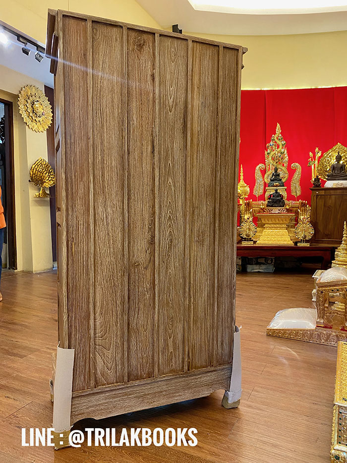 ตู้พระไตรปิฎก ไม้สักทรงตรง
ด้านข้างผนึกด้วยไม้สักทึบ 2 ด้าน แข็งแรงทนทาน
ทำสีพิเศษ "สีเสี้ยนขาว" สำหรับพระไตรปิฎก 45 เล่มไทย 