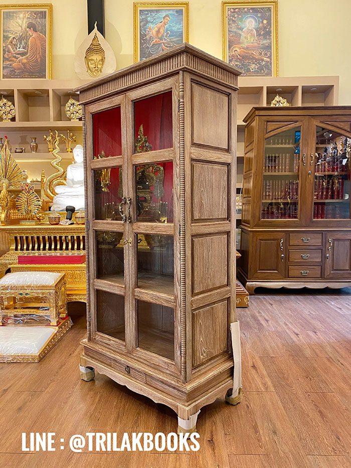 ตู้พระไตรปิฎก ไม้สักทรงตรง
ด้านข้างผนึกด้วยไม้สักทึบ 2 ด้าน แข็งแรงทนทาน
ทำสีพิเศษ "สีเสี้ยนขาว" สำหรับพระไตรปิฎก 45 เล่มไทย 