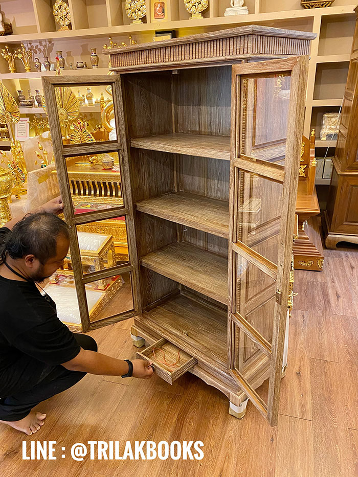 ตู้พระไตรปิฎก ไม้สักทรงตรง
ด้านข้างผนึกด้วยไม้สักทึบ 2 ด้าน แข็งแรงทนทาน
ทำสีพิเศษ "สีเสี้ยนขาว" สำหรับพระไตรปิฎก 45 เล่มไทย 