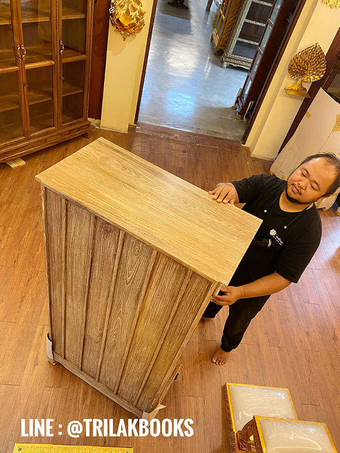 ตู้พระไตรปิฎก ไม้สักทรงตรง
ด้านข้างผนึกด้วยไม้สักทึบ 2 ด้าน แข็งแรงทนทาน
ทำสีพิเศษ "สีเสี้ยนขาว" สำหรับพระไตรปิฎก 45 เล่มไทย 