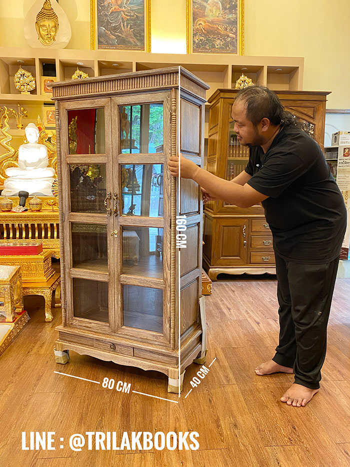 ตู้พระไตรปิฎก ไม้สักทรงตรง
ด้านข้างผนึกด้วยไม้สักทึบ 2 ด้าน แข็งแรงทนทาน
ทำสีพิเศษ "สีเสี้ยนขาว" สำหรับพระไตรปิฎก 45 เล่มไทย 