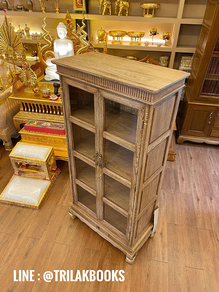 ตู้พระไตรปิฎก ไม้สักทรงตรง
ด้านข้างผนึกด้วยไม้สักทึบ 2 ด้าน แข็งแรงทนทาน
ทำสีพิเศษ "สีเสี้ยนขาว" สำหรับพระไตรปิฎก 45 เล่มไทย 