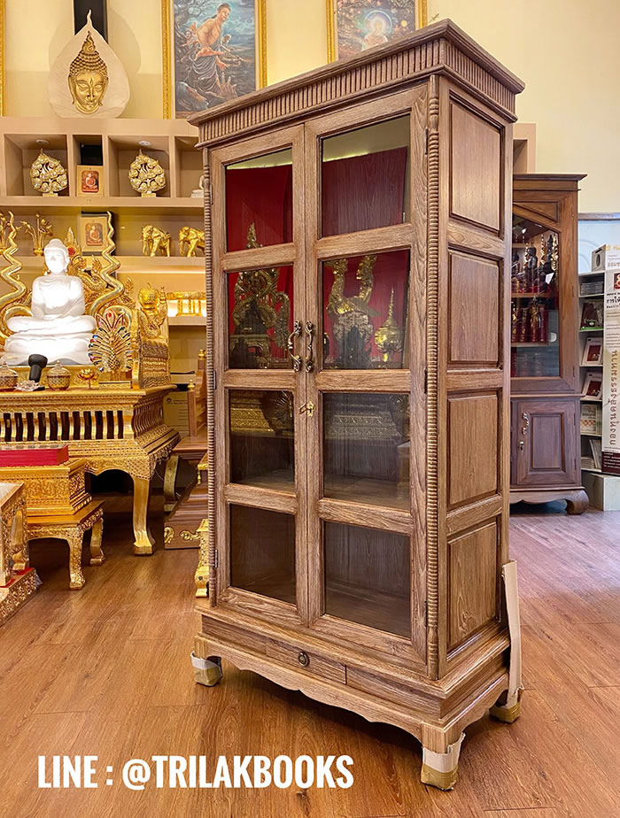 ตู้พระไตรปิฎก ไม้สักทรงตรง
ด้านข้างผนึกด้วยไม้สักทึบ 2 ด้าน แข็งแรงทนทาน
ทำสีพิเศษ "สีเสี้ยนขาว" สำหรับพระไตรปิฎก 45 เล่มไทย 