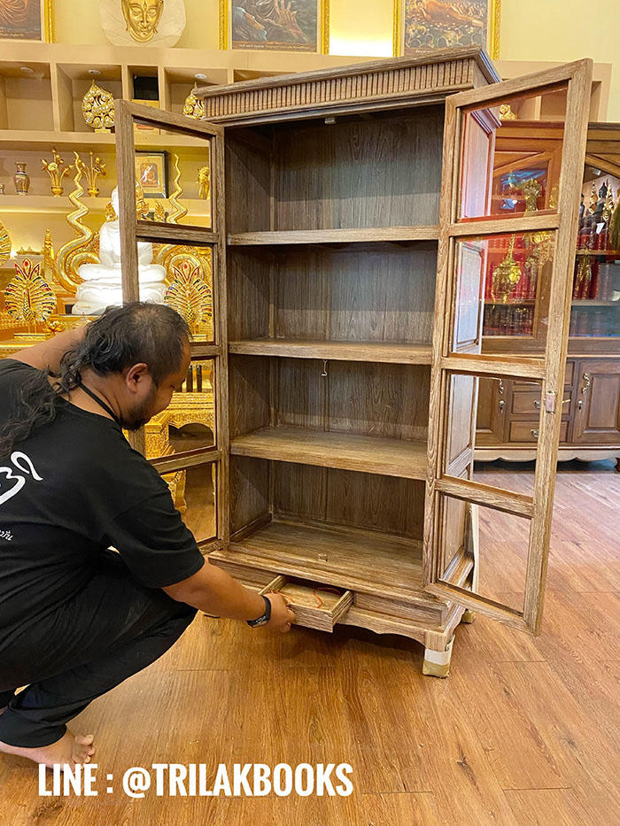ตู้พระไตรปิฎก ไม้สักทรงตรง
ด้านข้างผนึกด้วยไม้สักทึบ 2 ด้าน แข็งแรงทนทาน
ทำสีพิเศษ "สีเสี้ยนขาว" สำหรับพระไตรปิฎก 45 เล่มไทย 