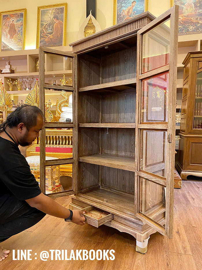 ตู้พระไตรปิฎก ไม้สักทรงตรง
ด้านข้างผนึกด้วยไม้สักทึบ 2 ด้าน แข็งแรงทนทาน
ทำสีพิเศษ "สีเสี้ยนขาว" สำหรับพระไตรปิฎก 45 เล่มไทย 