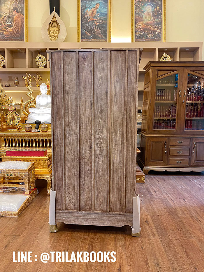 ตู้พระไตรปิฎก ไม้สักทรงตรง
ด้านข้างผนึกด้วยไม้สักทึบ 2 ด้าน แข็งแรงทนทาน
ทำสีพิเศษ "สีเสี้ยนขาว" สำหรับพระไตรปิฎก 45 เล่มไทย 