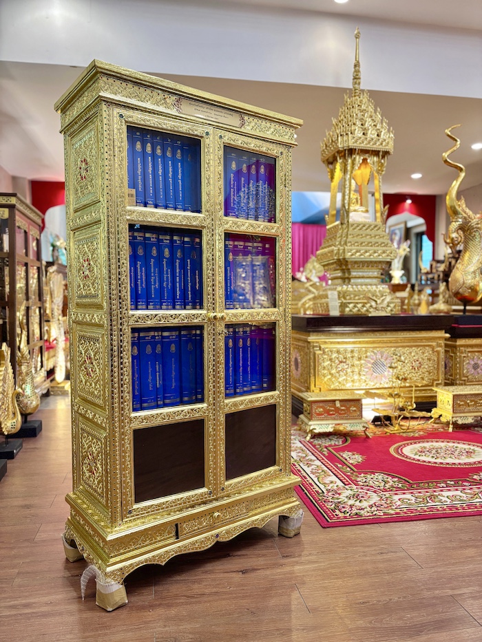 ตู้ไม้สักปิดทอง สำหรรับบรรจุหนังสือพระไตรปิฎก ภาษาไทย