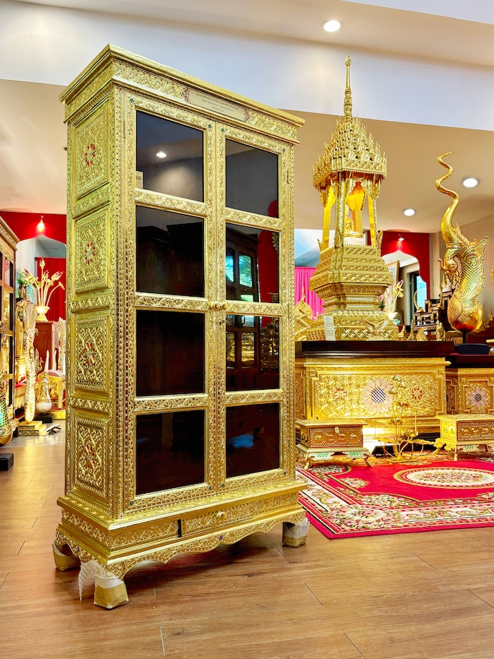 ตู้พระไตรปิฎกไม้สักแท้ปิดทอง สำหรับบรรจุหนังสือพระไตรปิฎก ภาษาไทย 45 เล่ม 
