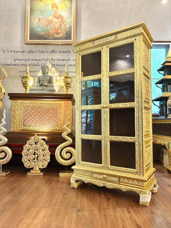 ตู้พระไตรปิฎกไม้สักแท้ปิดทอง สำหรับบรรจุหนังสือพระไตรปิฎก ภาษาไทย 45 เล่ม 