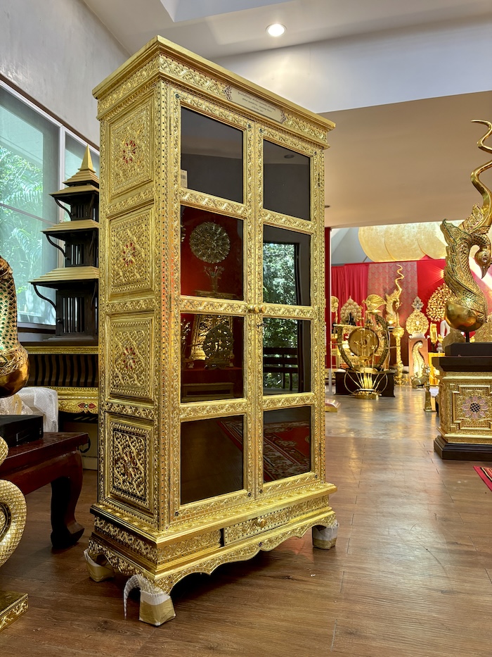 ตู้พระไตรปิฎกไม้สักแท้ปิดทอง สำหรับบรรจุหนังสือพระไตรปิฎก ภาษาไทย 45 เล่ม 