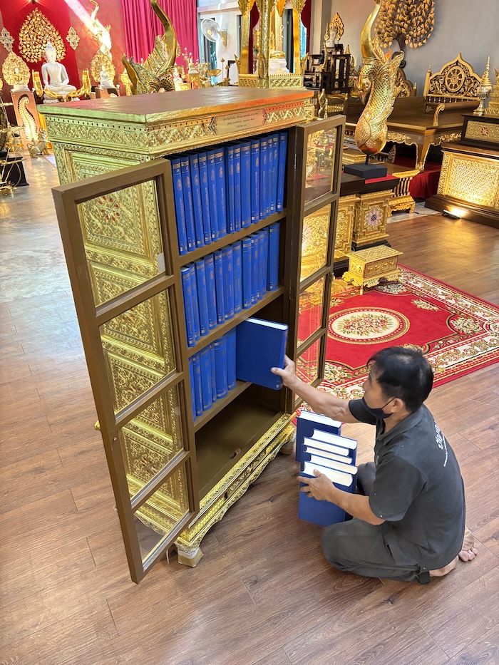 ตู้พระไตรปิฎกไม้สักแท้ปิดทอง สำหรับบรรจุหนังสือพระไตรปิฎก ภาษาไทย 45 เล่ม 