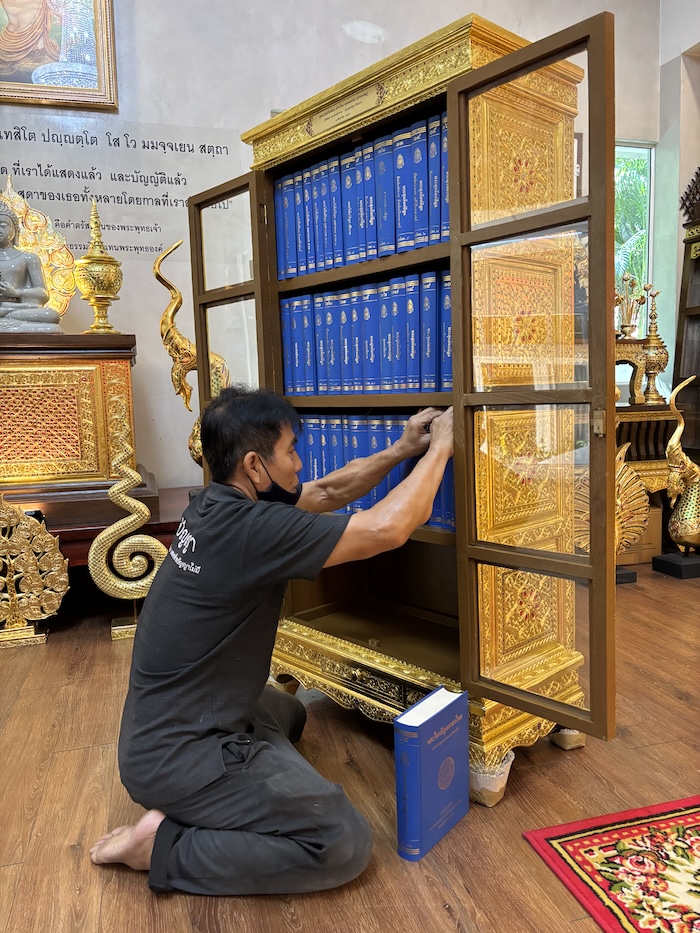ตู้พระไตรปิฎกไม้สักแท้ปิดทอง สำหรับบรรจุหนังสือพระไตรปิฎก ภาษาไทย 45 เล่ม 