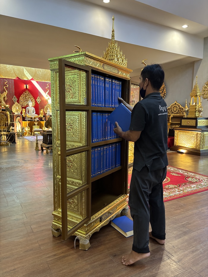 ตู้พระไตรปิฎกไม้สักแท้ปิดทอง สำหรับบรรจุหนังสือพระไตรปิฎก ภาษาไทย 45 เล่ม 