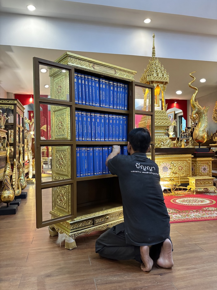 ตู้พระไตรปิฎกไม้สักแท้ปิดทอง สำหรับบรรจุหนังสือพระไตรปิฎก ภาษาไทย 45 เล่ม 